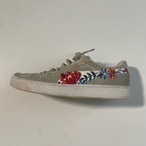 Gray suede embroidered Pumas